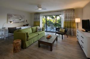 伊斯拉莫拉达La Siesta Resort & Villas的客厅配有绿色沙发和桌子
