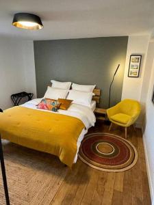 图尔L'esKale / Gare de Tours的一间卧室配有一张带黄色毯子的大床