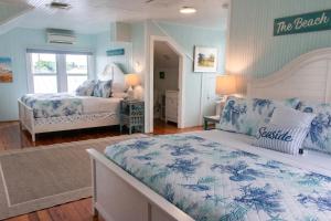 斯图尔特Old Colorado Inn的一间卧室设有两张带蓝色墙壁的床