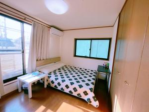 八王子市美山小屋-临近东京夏日乐园，高尾山，相模湖游乐园的一间小卧室,配有床和窗户