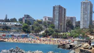 瓦尔帕莱索Vacaciones frente al Mar的一群人在海滩上建有建筑物