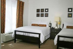 丘拉维斯塔第一精品酒店的一间卧室设有两张床和窗户。