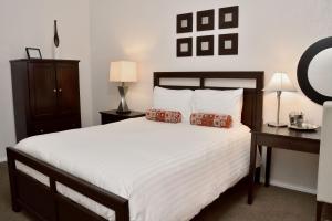丘拉维斯塔第一精品酒店的卧室配有一张带两个枕头的大白色床