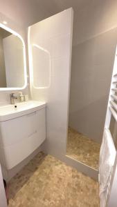 蒙特卡罗Super Monaco的白色的浴室设有水槽和镜子