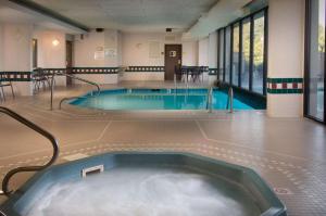 斯普林菲尔德密苏里州斯普林菲尔德德鲁套房旅馆的一座大楼内带热水浴池的游泳池