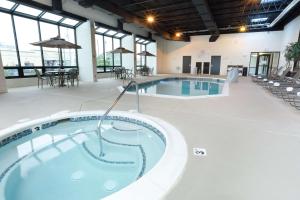 乔普林乔普林德鲁里套房酒店的一座带热水浴缸的大楼内的大型游泳池