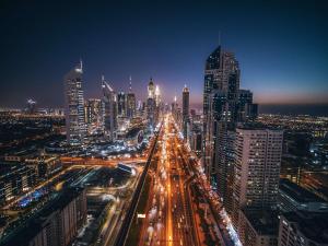 迪拜迪拜贸易中心罗弗酒店的夜间有交通的城市