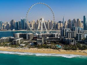 迪拜迪拜滨海湾罗弗酒店的摩天轮城市的空中景观