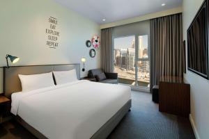 迪拜迪拜滨海湾罗弗酒店的酒店客房设有一张白色大床和一个窗户。