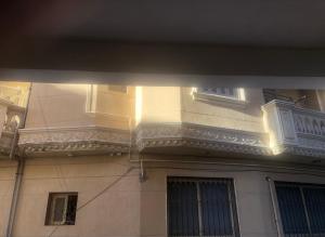 马特鲁港شارع طارق مرسي مطروح的一侧带阳台的建筑