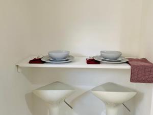达特福德Beautiful, Luxurious 3 Bed house, Perfect for Contractors , Family & Friends的一张白色的桌子,上面放着两个碗和盘子
