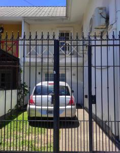 圣米格尔·德·图库玛Dulce Hogar的停在房子前面的汽车