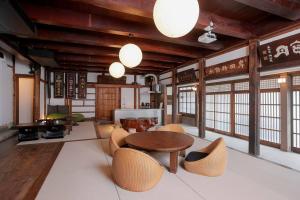 会津若松楽善堂Rakuzendo的一间客房内配有桌椅的房间