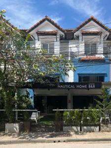 蔻立Nautical Home B&B Khaolak的带有读取自然家居标志的建筑