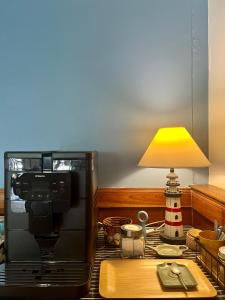蔻立Nautical Home B&B Khaolak的咖啡壶和台灯