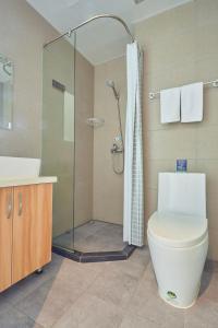 义乌朵朵酒店公寓(义乌国际商贸城店)的带淋浴、卫生间和盥洗盆的浴室