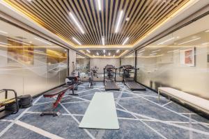 深圳深圳悦霁轻居的健身房里设有数台跑步机和机器
