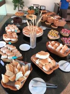 嘎林海斯港Flat térreo 2 quartos no Resort Marulhos - Porto de Galinhas的一张装满面包和糕点的桌子