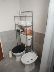科尔多瓦Makipura的一间带卫生间和水槽的小浴室
