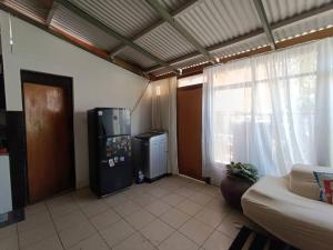 皮卡Alojamiento Abigal的客厅配有冰箱和窗户。