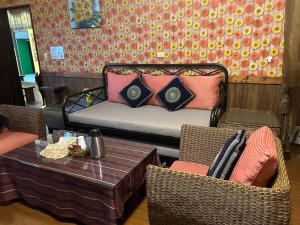 埔里埔里小镇欧式民宿的一间配有沙发、两把椅子和一张桌子的房间