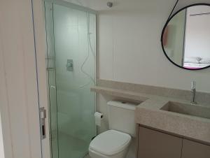 邦比尼亚斯Apto canto grande Bombinhas的浴室设有卫生间、镜子和水槽