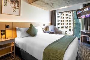 悉尼悉尼歌曲酒店的一间设有大床和窗户的酒店客房