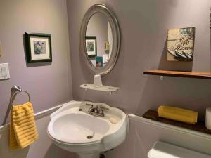 拉瓦尔Havre chez Guylaine的浴室设有白色水槽和镜子