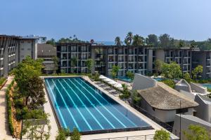 功孟海滩VARANA Hotel Krabi的享有酒店游泳池的顶部景色