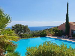 雷以桑布尔Villa Les Issambres, 3 pièces, 6 personnes - FR-1-768-21的蓝色的海景游泳池