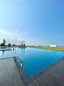 马六甲Melaka AmberCove Homely Seaview 2R2B的田野里蓝色海水游泳池