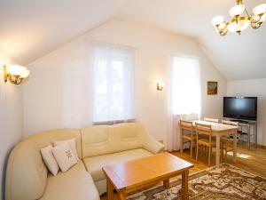 尤尔马拉力士公寓的客厅配有沙发和桌子