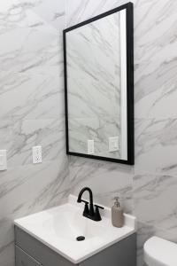 布鲁克林Misbau home的白色的浴室设有水槽和镜子