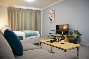 曼斯菲尔德曼斯菲尔德公寓的客厅配有沙发和1张床
