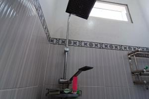 SukoharjoSPOT ON 93317 Wisma Ratu Syariah的带淋浴、窗户和淋浴的浴室