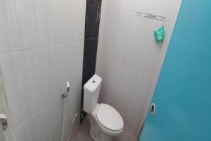 斯勒曼SPOT ON 93324 Hadi Homestay Syariah的浴室位于隔间内,设有白色卫生间。