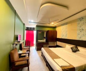 迪马普尔HOTEL EAST INN DIMAPUR的一间卧室配有一张床、一把椅子和一张书桌