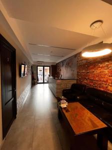 埃里温Loft Host Yerevan的带沙发和砖墙的客厅