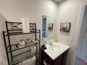 格林维尔Family friendly home WiFi modern comfort的一间带水槽和镜子的浴室