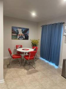 格林维尔Family friendly home WiFi modern comfort的一间带桌子和红色椅子的用餐室