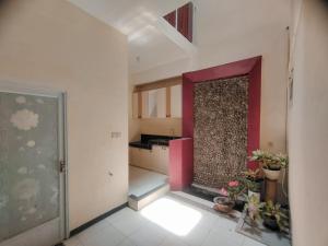 Mulia Homestay Pasuruan的客房设有带红色墙壁的厨房