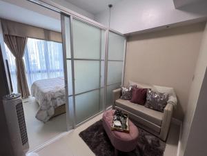 宿务38 Park Avenue Condominium Cebu IT Park - Unit Freyja的带沙发和床的小客厅