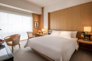 成都成都群光君悦酒店的卧室设有一张白色大床和一扇窗户。