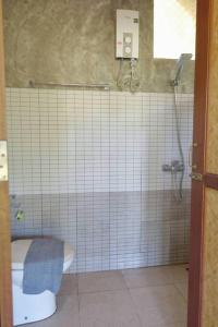 麦岛Koh Mak Living的瓷砖浴室设有卫生间和淋浴。