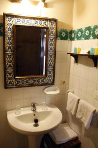 格拉茨莱马Villa Turística de Grazalema的一间带水槽和镜子的浴室