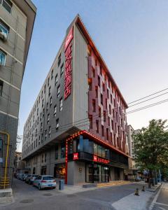 西安宜必思酒店(西安钟鼓楼回民街店- 广济街地铁站260米 ）的一面有红色标志的建筑物