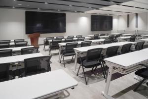 西安宜必思酒店(西安钟鼓楼回民街店- 广济街地铁站260米 ）的一个空的教室,有白色的桌子和椅子