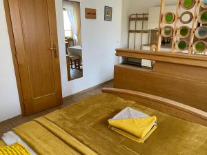 斯尼Samoobslužný hotel Vydra的一间卧室配有一张黄色毯子床