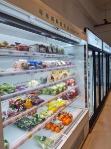 吉隆坡Ampang Neu Suites by DreamOak的装满水果和蔬菜的冰箱