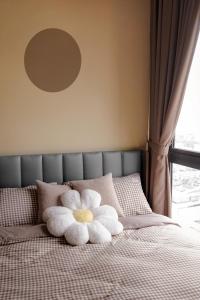 吉隆坡Ampang Neu Suites by DreamOak的睡在床上的泰迪熊